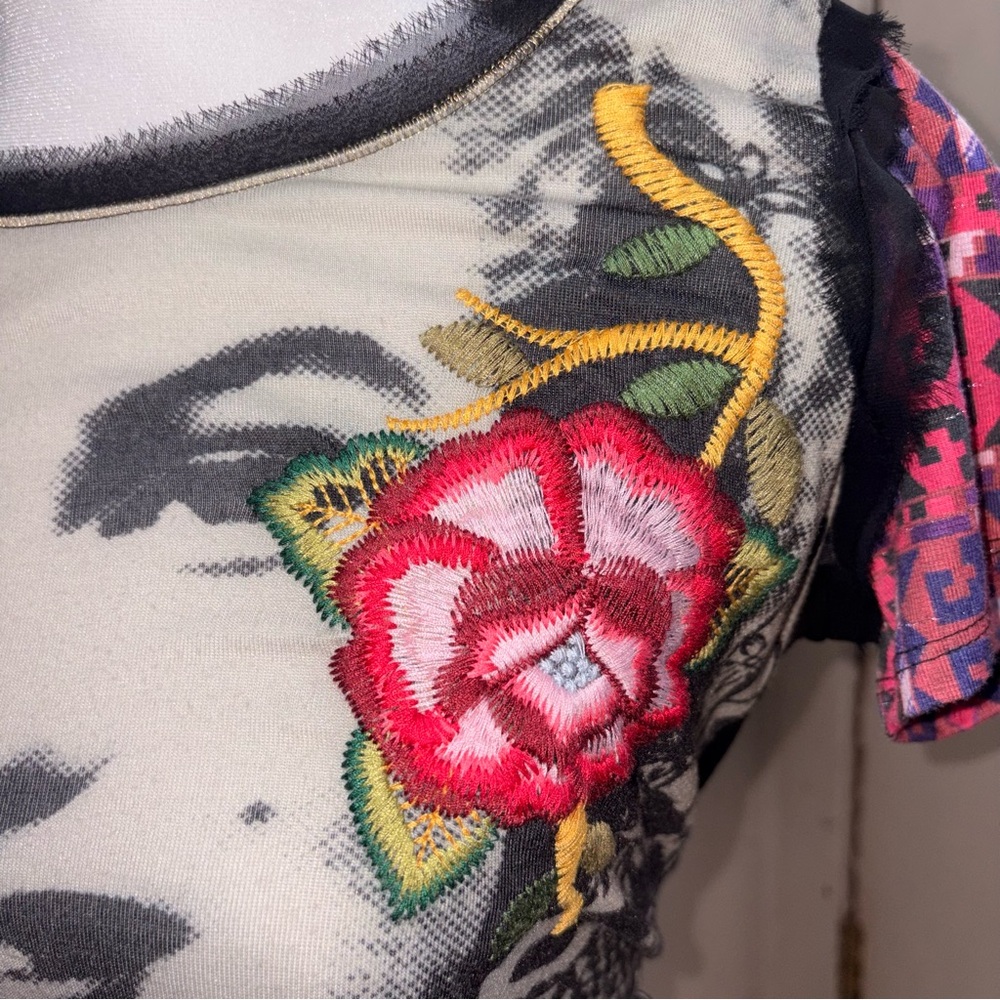 Desigual Graphic Portrait Top Women Medium Artsy Boho Y2K Embroidered Tee - Picture 6 of 11